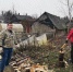 Жители Кингисеппа помогли наколоть дрова отцу участника СВО - Кингисепп-сегодня.рф