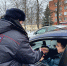 В Кингисеппе сотрудники Госавтоинспекции поздравили водителей-мужчин с наступающим 23 февраля - Кингисепп-сегодня.рф