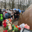 Кингисеппцы несут цветы в память о погибших от теракта в Подмосковье - Кингисепп-сегодня.рф
