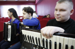Под бурные аплодисменты