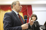 Под бурные аплодисменты