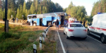 В Ленобласти грузовой поезд наехал на автобус с туристами. Один человек погиб
